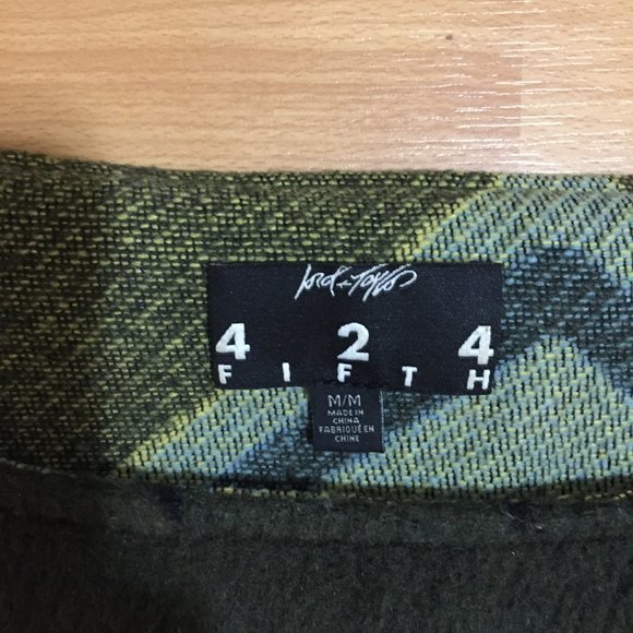 Interesting short-sleeved sweater- MOVING SALE - Picture 5 of 6